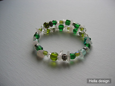 Enradigt wirearmband med grna och vita toner