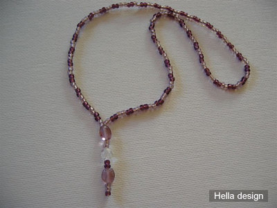 Halsband i lila toner med h�nge