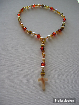 Halsband i b�rnsten och p�rlemotoner med sn�ckkors