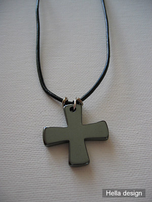 Killhalsband med hematitkors