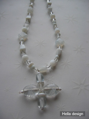 Vitt p�rlhalsband med korsberlock och l�s i silver