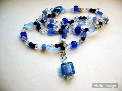 Halsband med glasp�rlor i bl�a toner.Bl� fyrkant och �gleslut