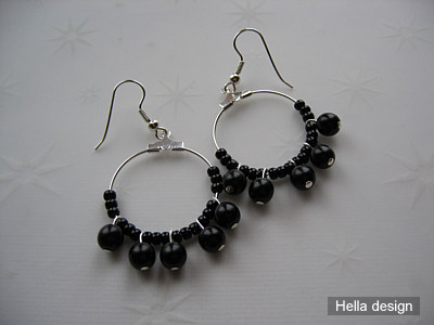 Silvercreoler med svarta prlberlocker och svarta rocailler