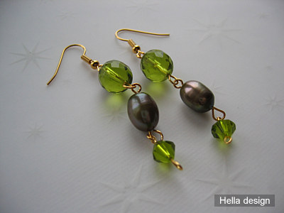 Enkelt h�nge (4,5 cm) med gr�na p�rlor p� fiskkrok i guld.