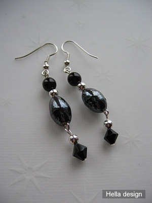 H�ngen (4 cm) i silverkrok med svarta p�rlor och silverkulor.