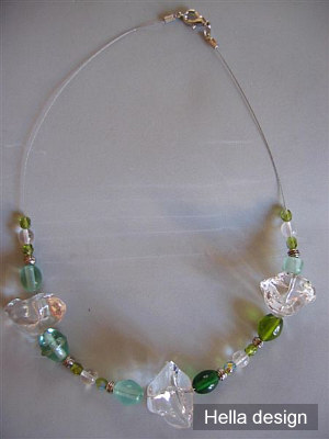 Halsband med gr�na och klara glasp�rlor