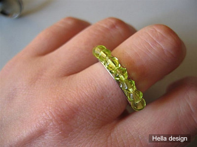 Gr�n ring med facettp�rlor