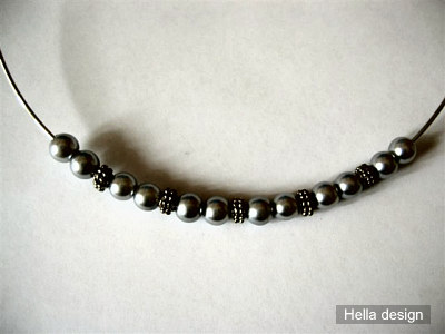Halsring med gr�a p�rlor och antique silverdelar