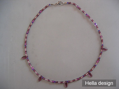 Halsband med lila glasprlor