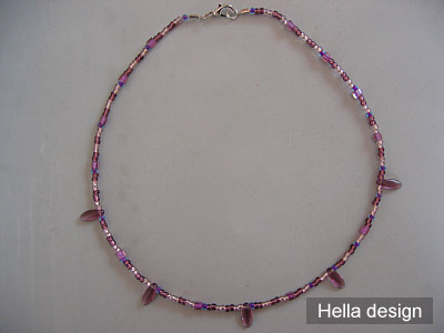 Halsband med lila glasp�rlor