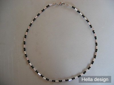 Halsband med metallic gr�n/brun och silverstavar