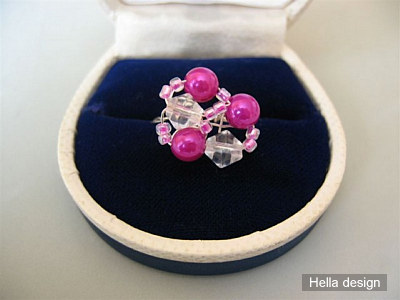 Ring av cerisrosa p�rlor och klara facettp�rlor