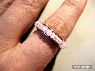 Rosa ring av glasp�rlor