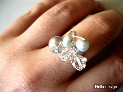 Ring med ljusgr� p�rlemo och klara facettp�rlor