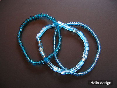 Tre elastiska armband i turkosa toner